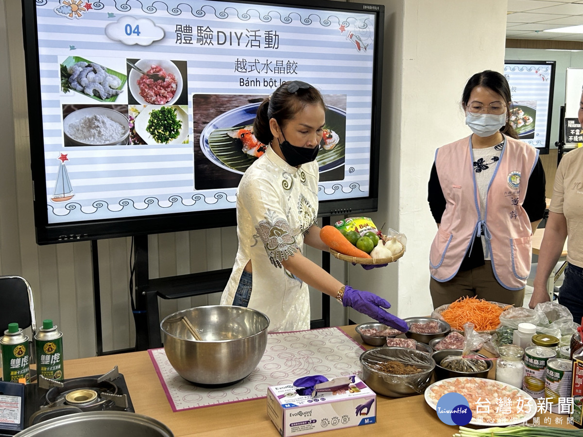 阮清心女士介紹製作越式水晶餃食材