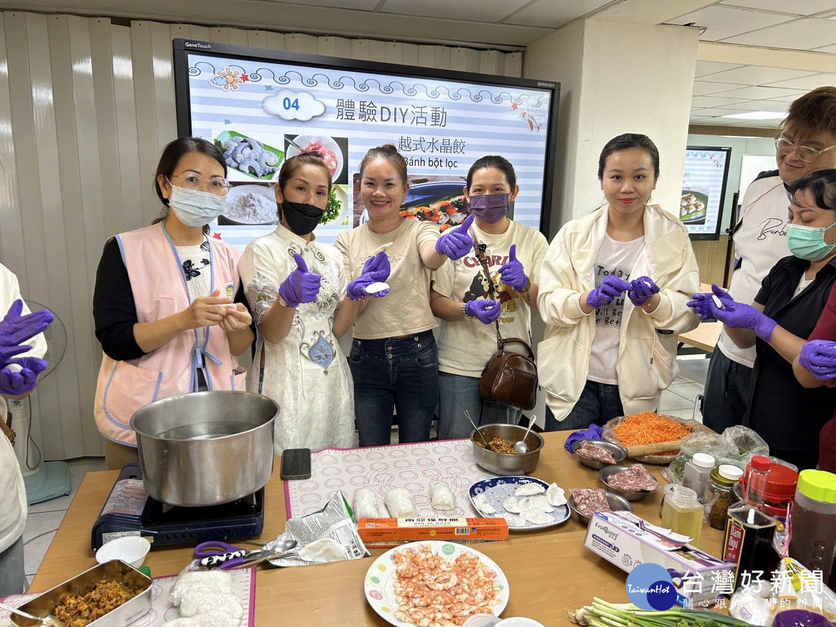 阮清心女士(左2)帶領學員製作越式水晶餃