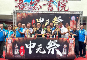 桃園市副市長蘇俊賓出席「2026壢之慶中元慶典活動記者會」與貴賓合影。