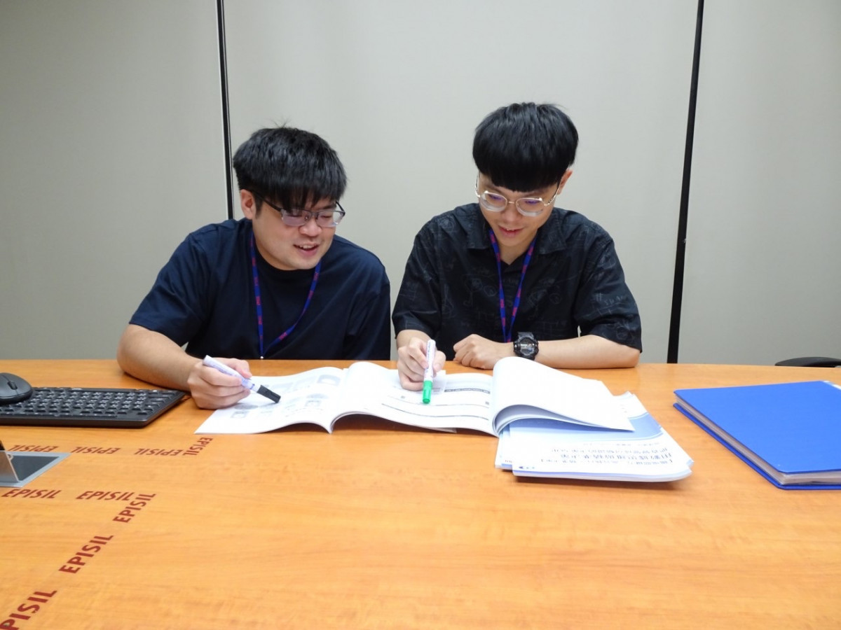 李宗翰(右)在職場導師(左)帶領下「做中學」,從摸索職場到逐步能獨立作業。
