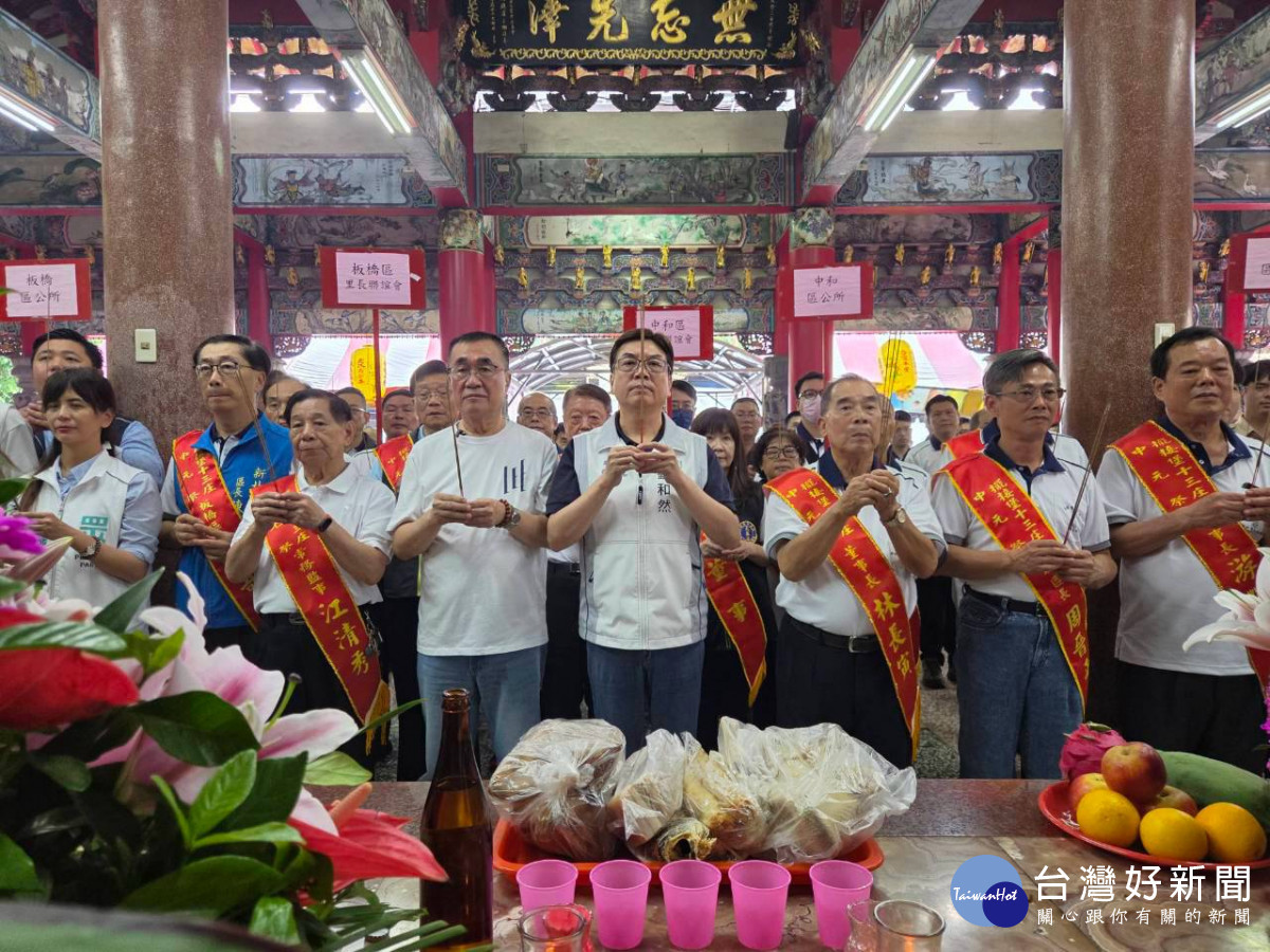 土城大墓公中元普度祭典　劉和然參拜祈求新北風調雨順