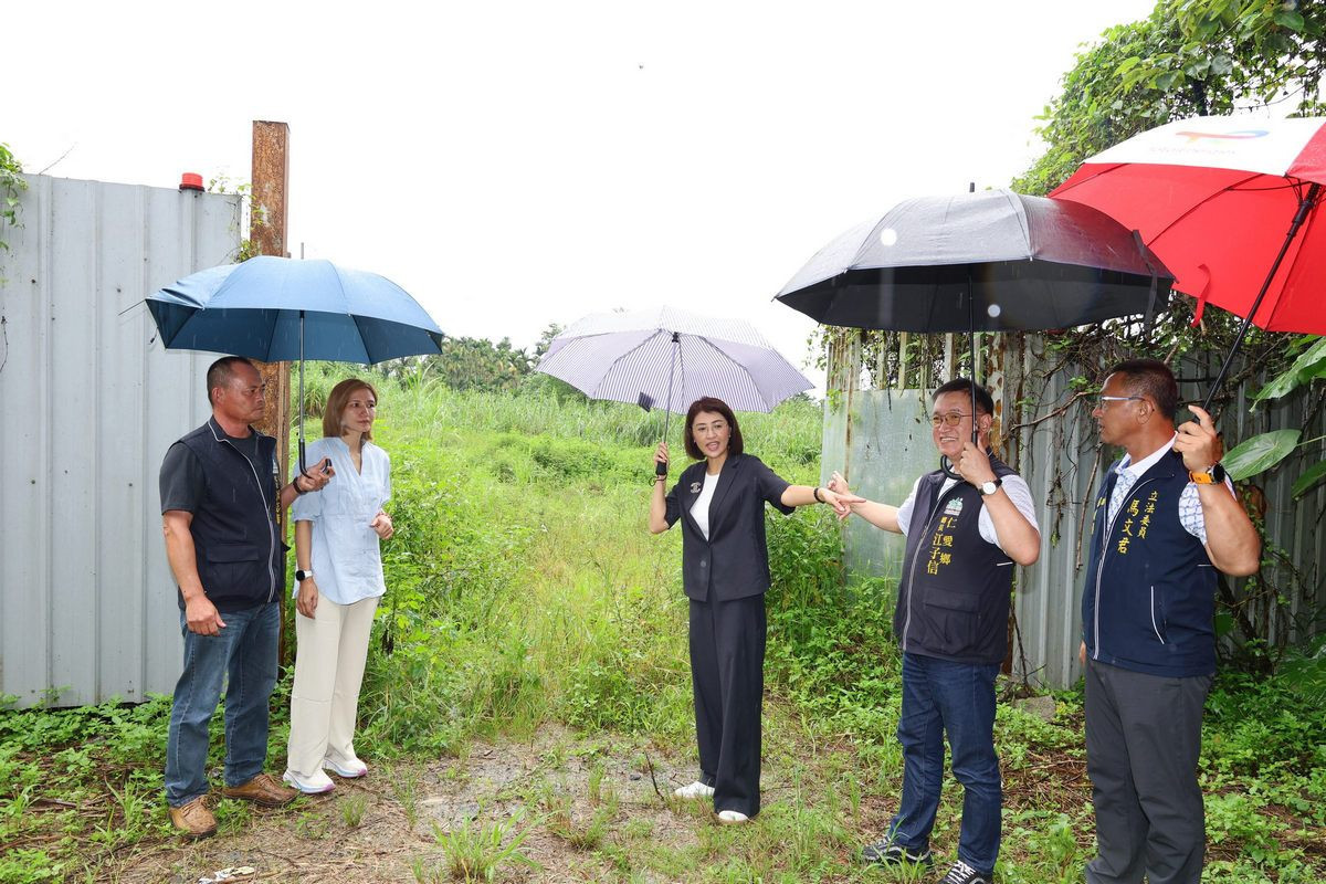 圖說:許縣長等人在仁愛鄉中正運動公園興建工程用地勘察。(縣府提供)