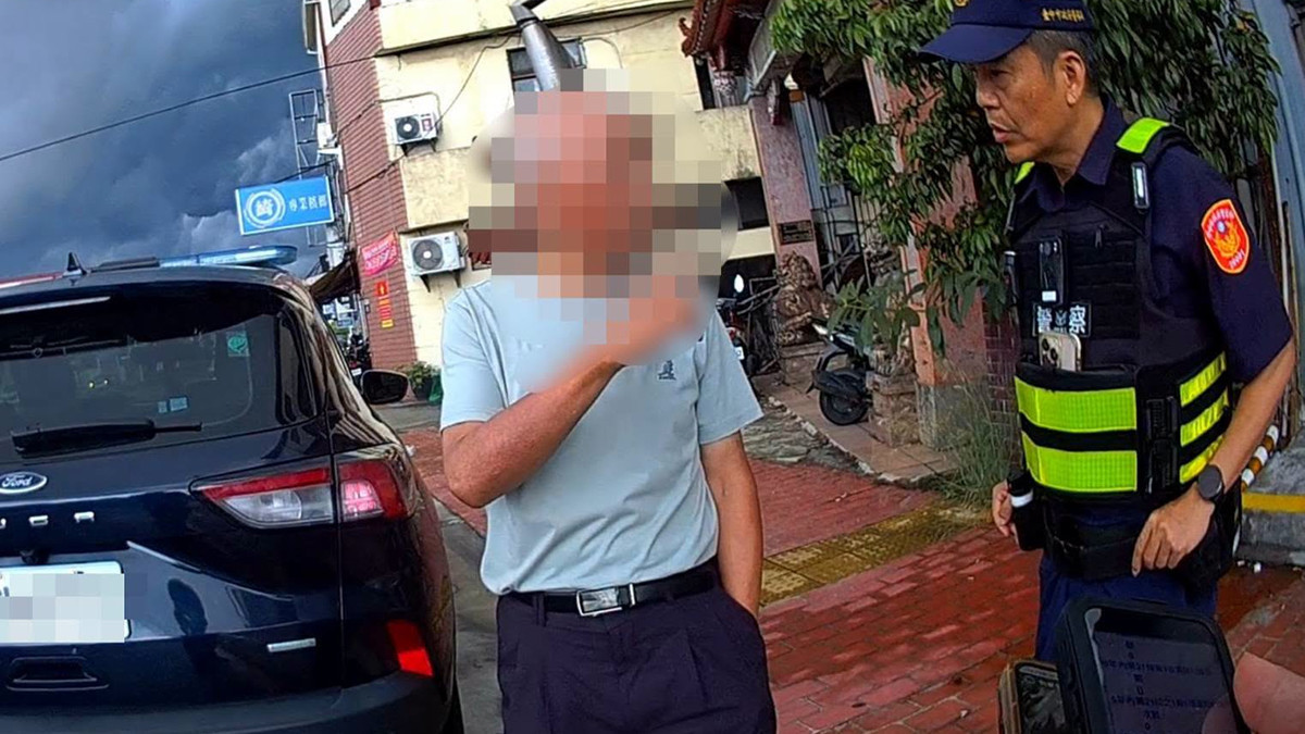老翁神情緊張操作ATM,超商店員機警察覺異狀,立即QR Code通報警方。(圖:陳招宗 翻攝)