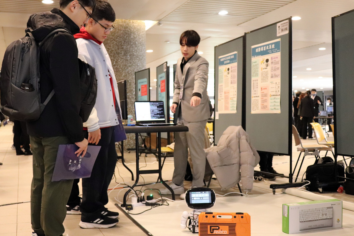 長庚大學擁有豐沛的醫療研究能量及產業資源,AI學系學生在專題成果展上具體實踐AI在智慧醫療照護、智慧製造等真實場域的創新應用