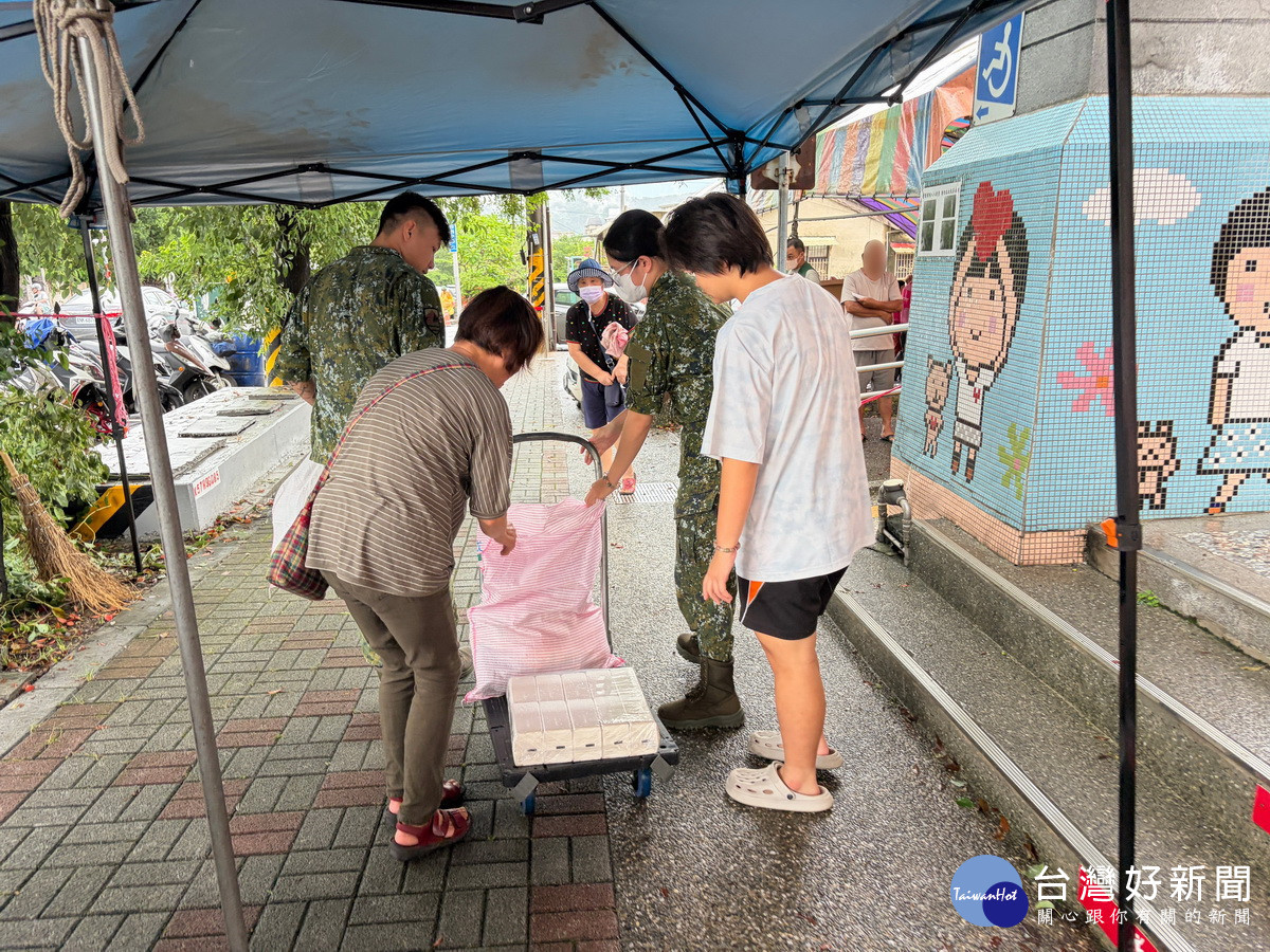 陸軍弟兄出動協助家扶發送物資。( 南投家扶提供)