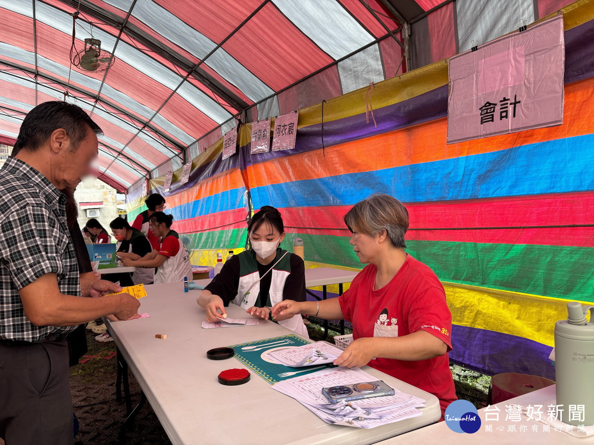 家扶中心分三處領扶助金及物資等。(南投家扶中心提供)