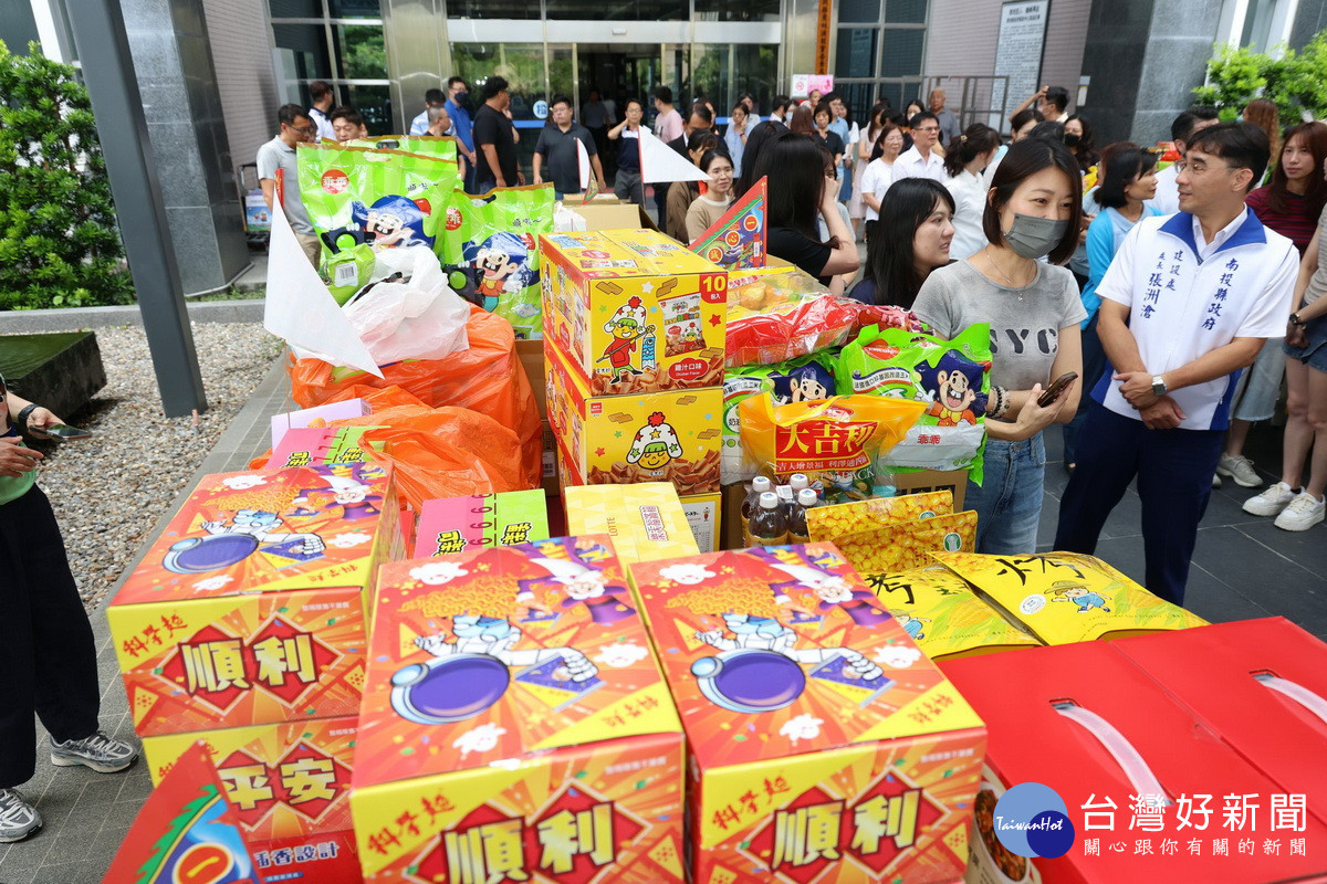 各單位備有果品餅乾等祈祝同仁出入平安。（縣府提供）