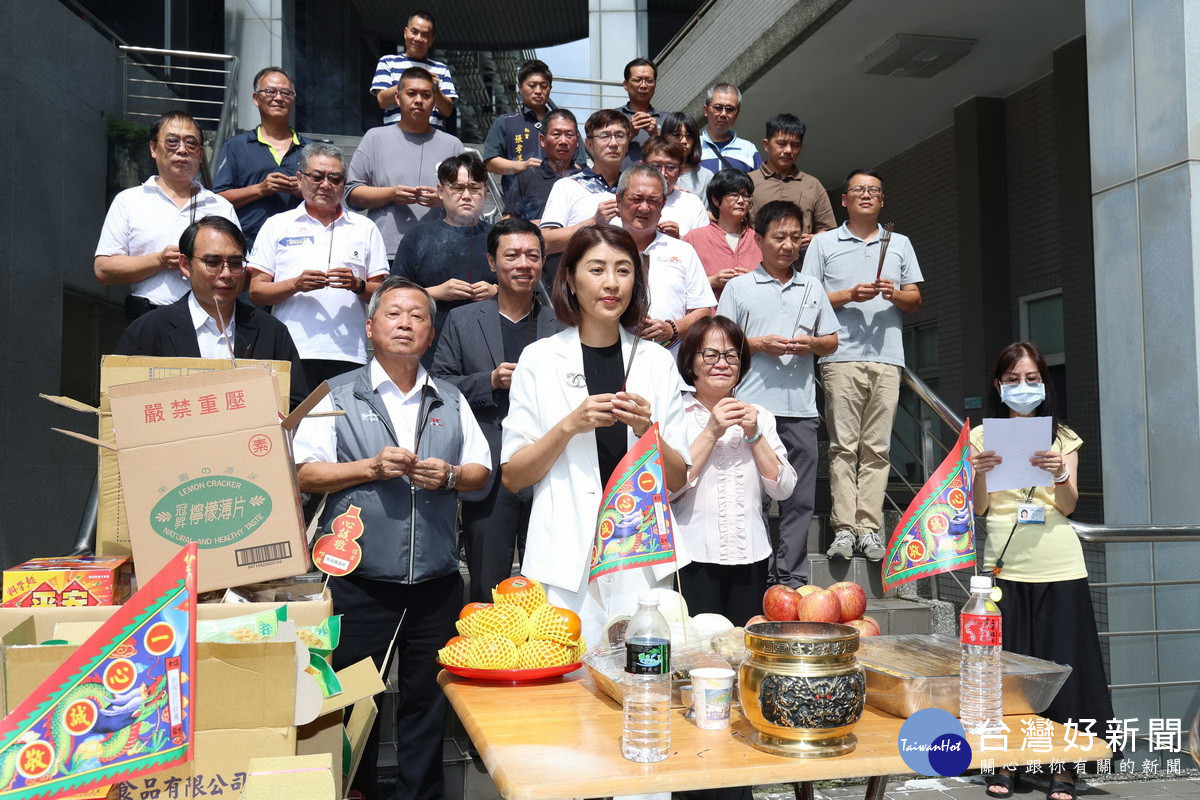 許縣長王副縣長蔡處長等在司機室外祭拜新求同仁出勤平安。（縣府提供）