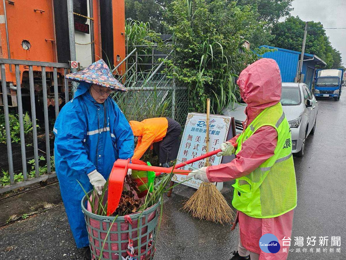 環保志工合力打掃街道。<br />
<br />
