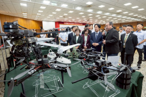 總統賴清德（中）6月9日出席「台灣卓越無人機海外商機聯盟大會師」，民主進步黨籍立法委員何欣純（中左1）與中國國民黨籍立委楊瓊瓔（中左2）亦在場。（圖／資料照片，圖源：翻攝自總統府Flickr）