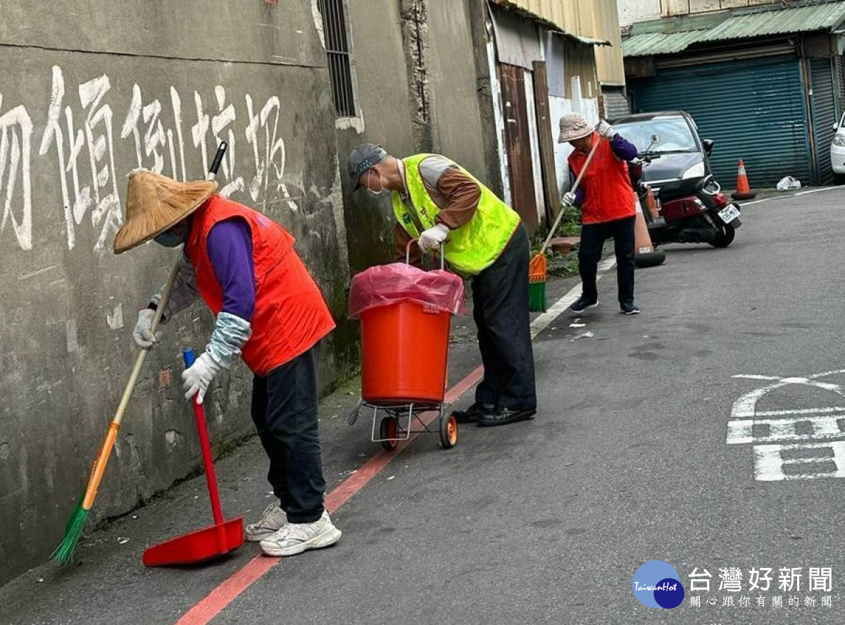 環保志工打掃街道。