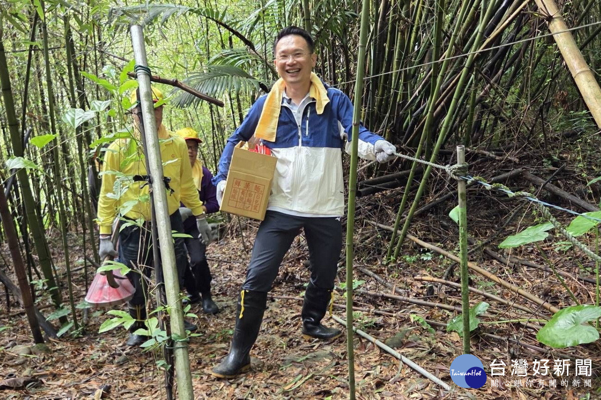 桃園市副市長蘇俊賓歷經蜿蜒小徑及陡峭山坡抵達取竹地點。<br />