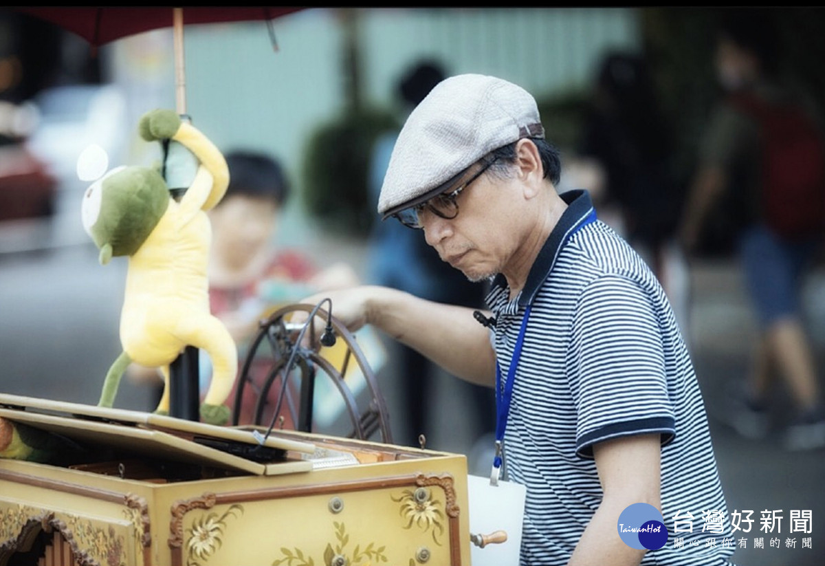 手搖管風琴飄進龍潭 Bill曾熯明打造街頭馬戲音樂盒