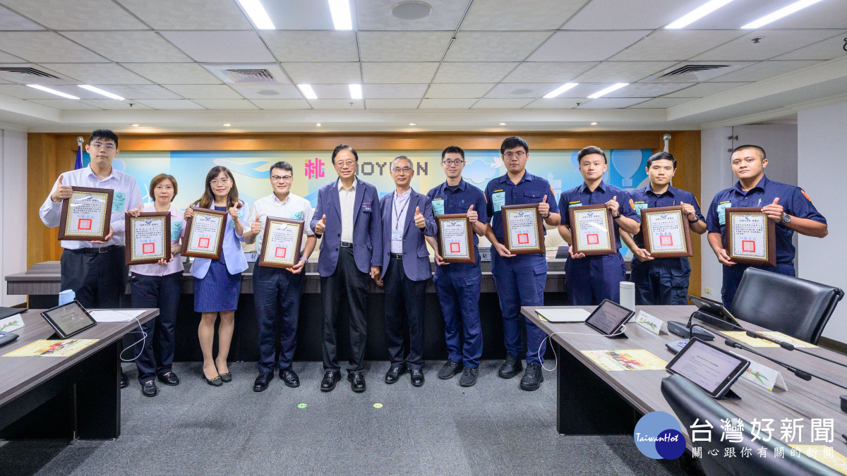 桃園市長張善政頒發「桃園市115年7月成功攔阻特殊重大詐騙案件有功人員」感謝狀及榮譽狀。