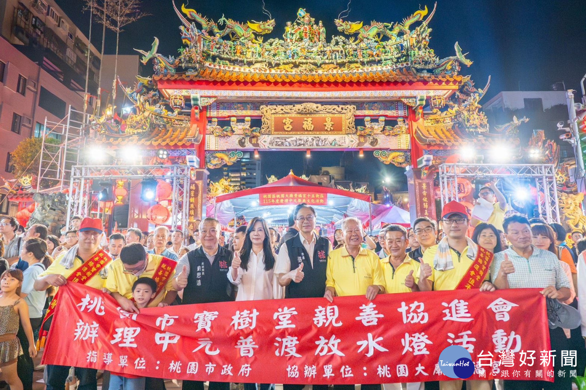 張市長與來賓於景福宮前合影。