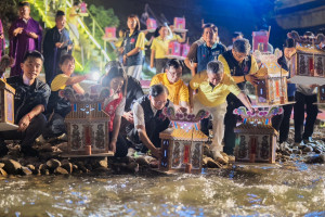 張市長於南崁溪河濱放水燈。