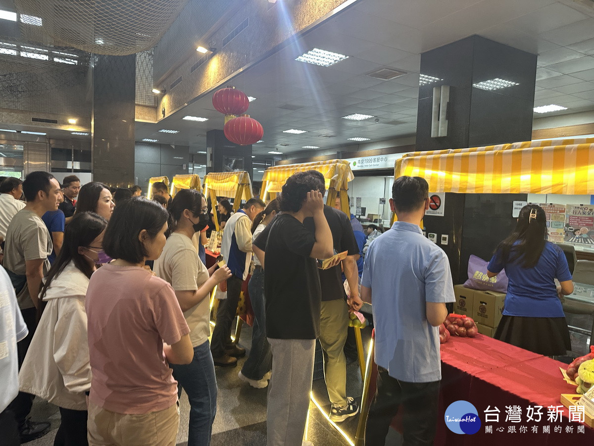 市集展攤一小時幾乎一掃而光。(記者扶小萍攝)