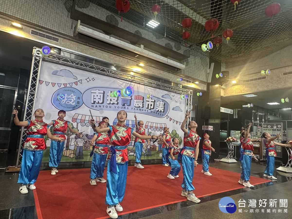 嘉和國小扯鈴隊有精彩表演。(記者扶小萍攝)