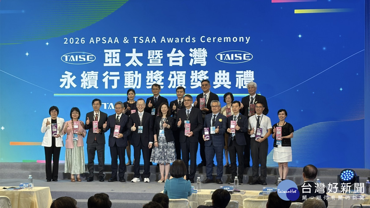 2026 APSAA亞太永續行動獎獲獎單位代表與衛福部林靜儀次長(前中)合影。 (桃療提供)