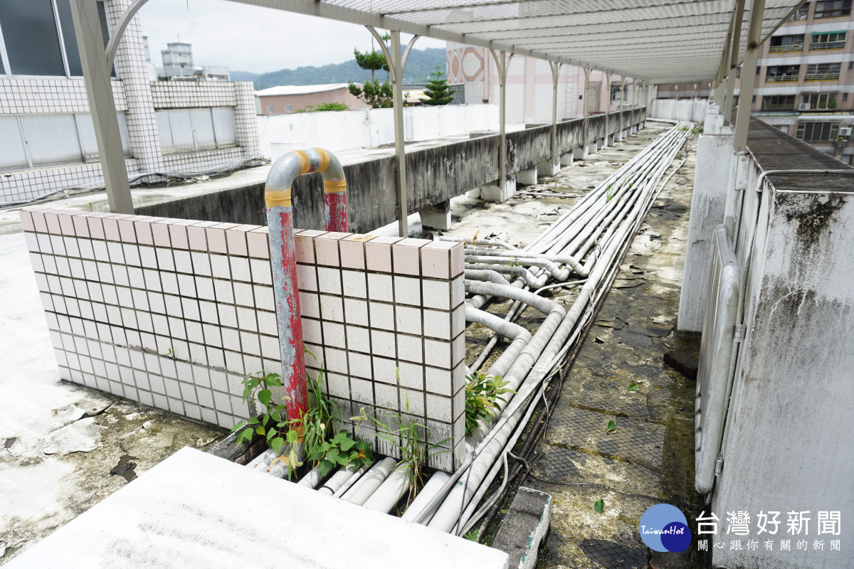 潭陽國小A棟屋頂防水層出現龜裂、翻起及脫落等情形。