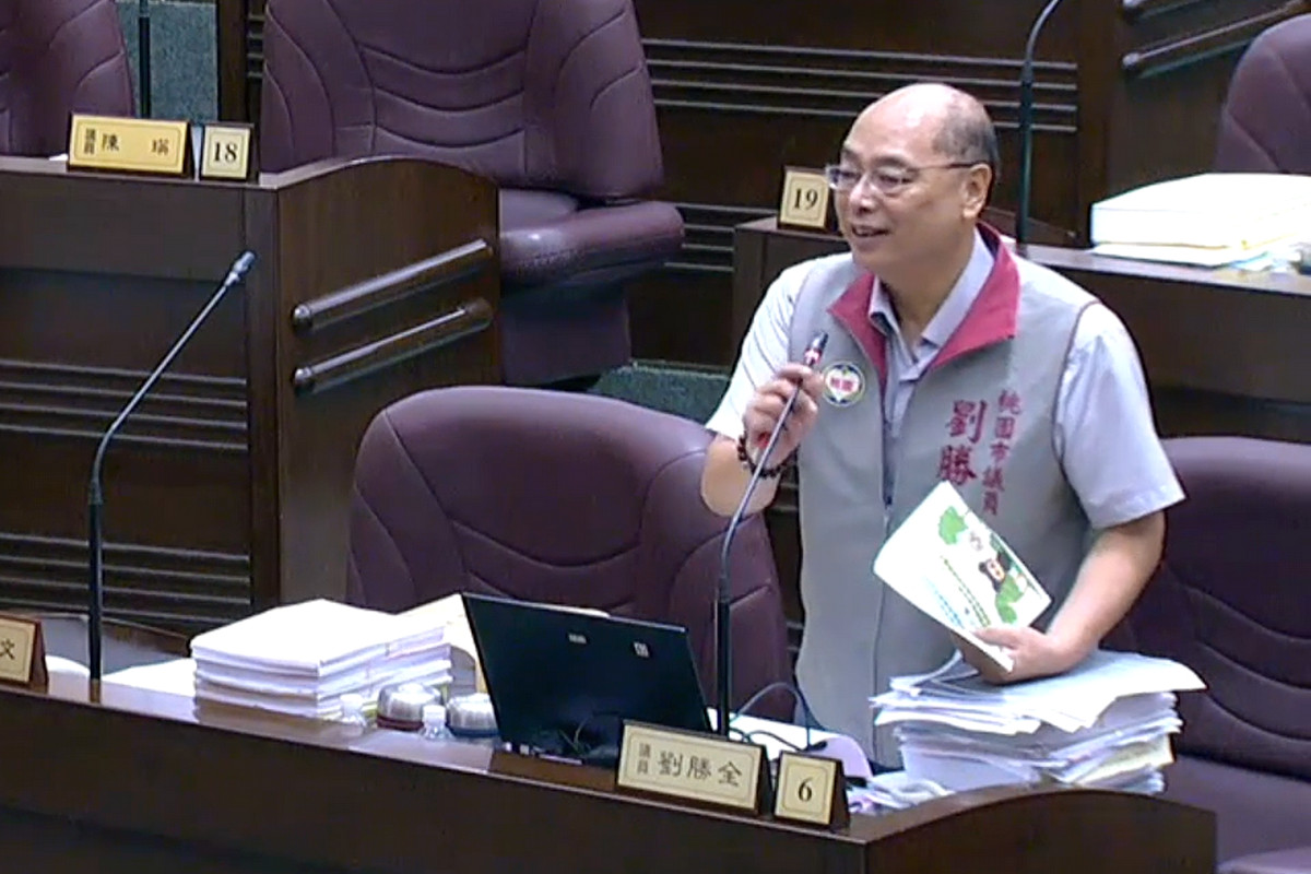關心教育議題，桃園市議員劉勝全於議事堂進行質詢。<br />
