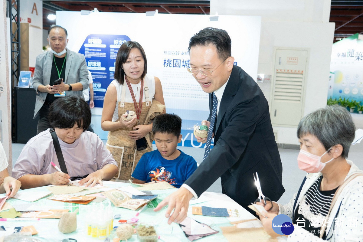 桃園市副市長蘇俊賓前往台北世界貿易中心，出席「2026第五屆亞太永續博覽會桃園館開幕活動」。<br />
