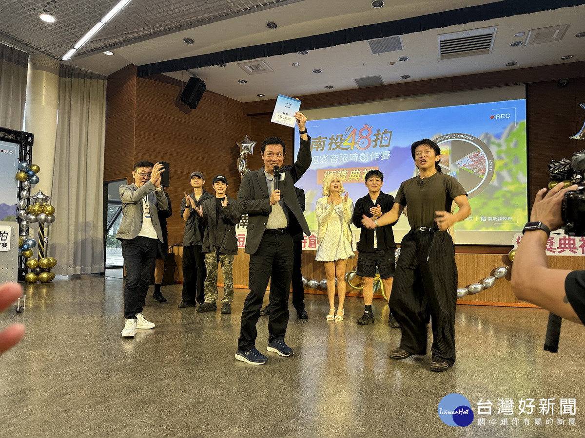 蔡處長宣布首獎,翁于翔非常興奮。(記者扶小萍攝)