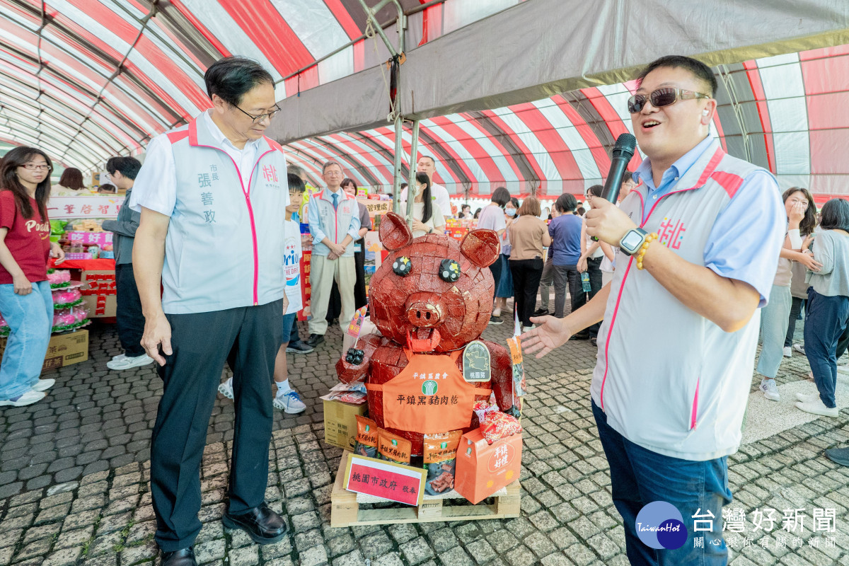 農業局結合桃園在地農產及特色產品布置,製作平鎮黑豬造型祭品。<br />
<br />