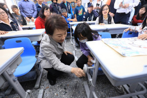 盧市長現場測試可調式課桌椅