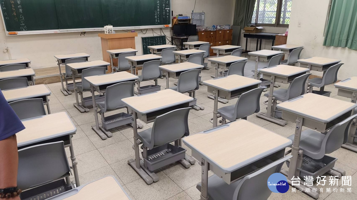國中可調式課桌椅