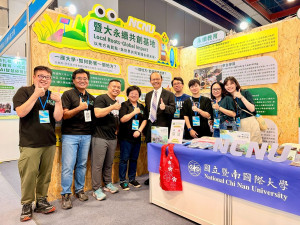 暨大參加「2026亞太永續博覽會」展現共創力，暨大副校長楊振昇(中)與展出團隊合影。（暨大提供）