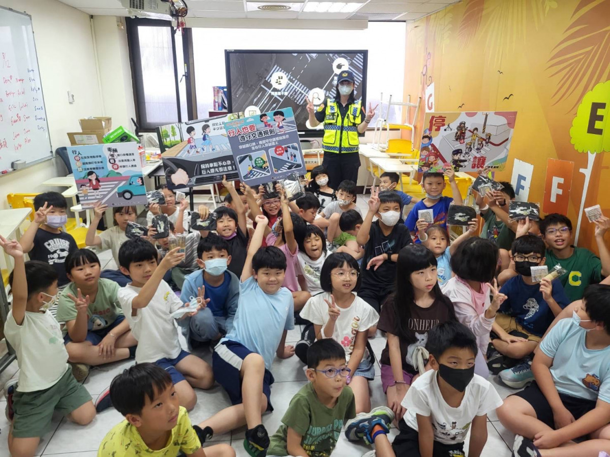 竹市警巡迴校園、安親班開講　有獎徵答送「反光背心吊飾」