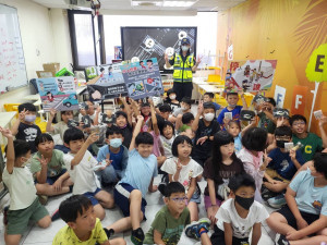 新竹市警察局至各國民小學及課後照顧機構進行交通安全宣導。
