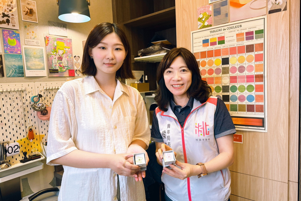 桃園市政府青年局長侯佳齡與創立玻璃飾品品牌「YOLOing Glass」的平小姐合影。