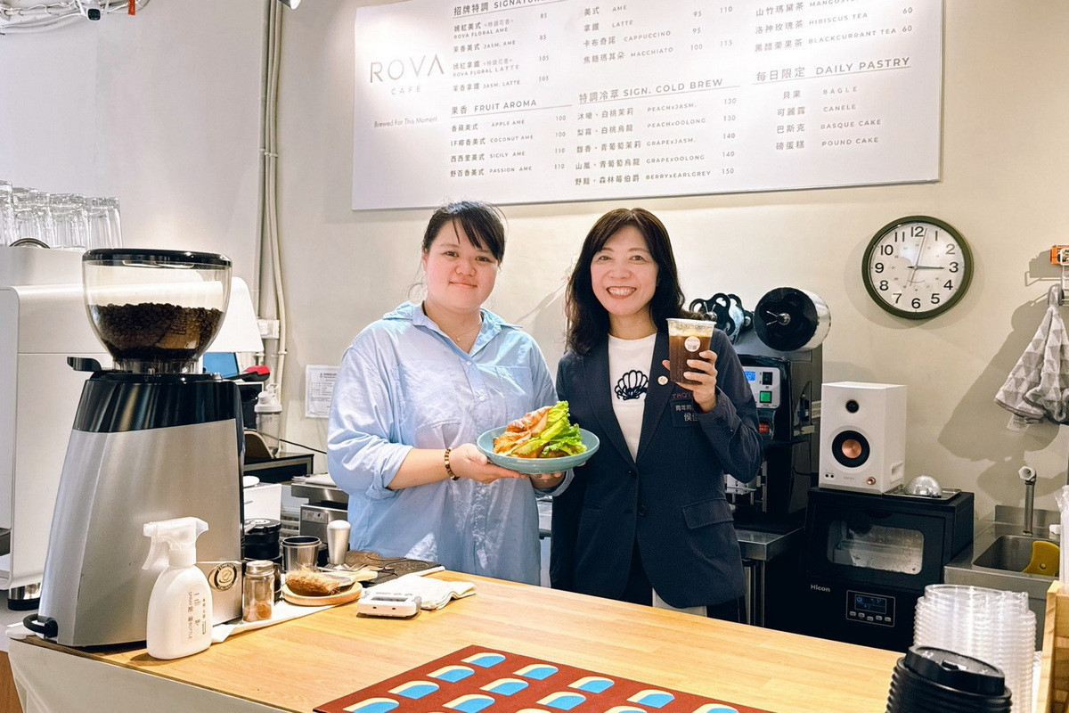 桃園市政府青年局長侯佳齡與創立「ROVA CAFÉ 絨瓦咖啡」的原民青年歐小姐合影。<br />