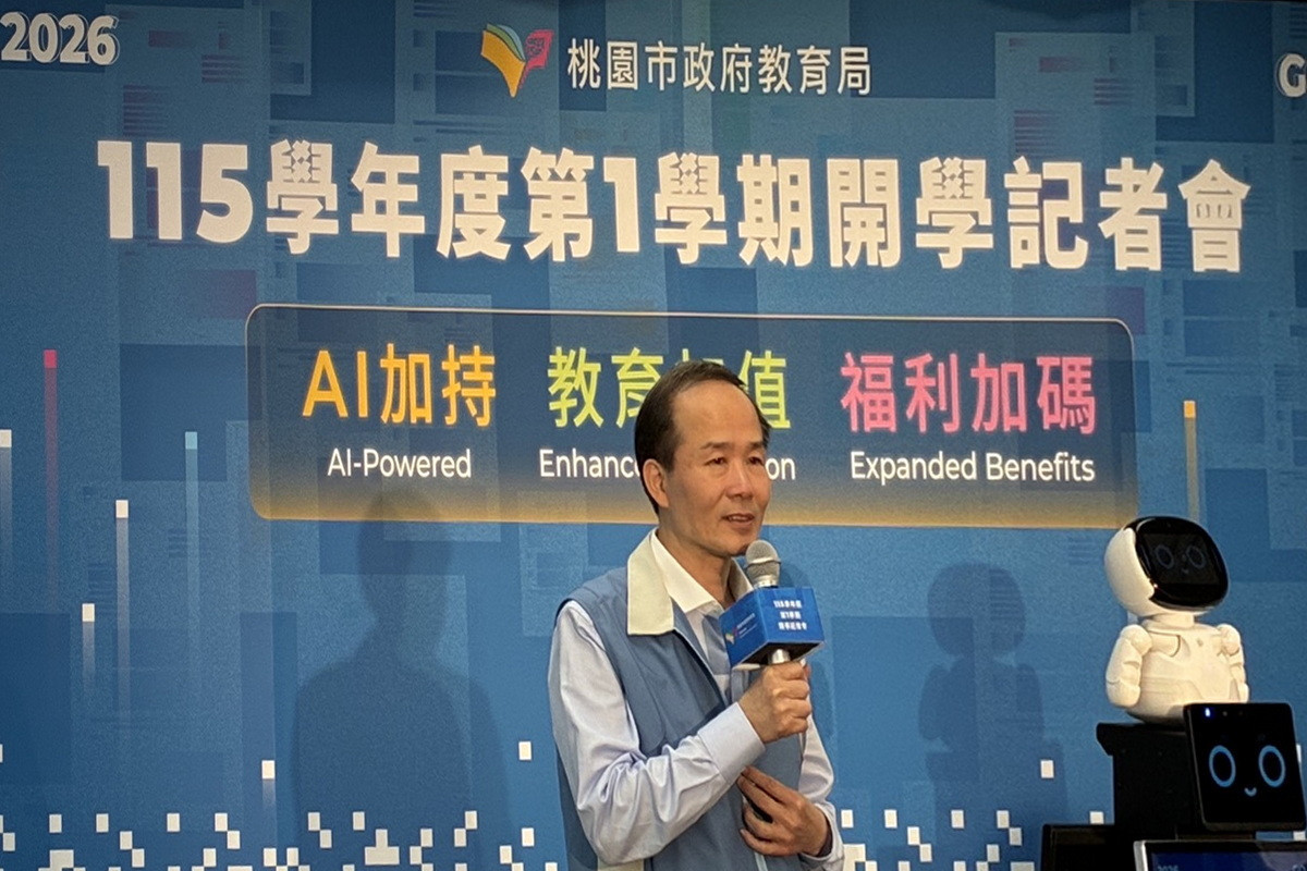 教育局長劉仲成偕凱比機器人宣布115學年度多項開學新措施。<br />
