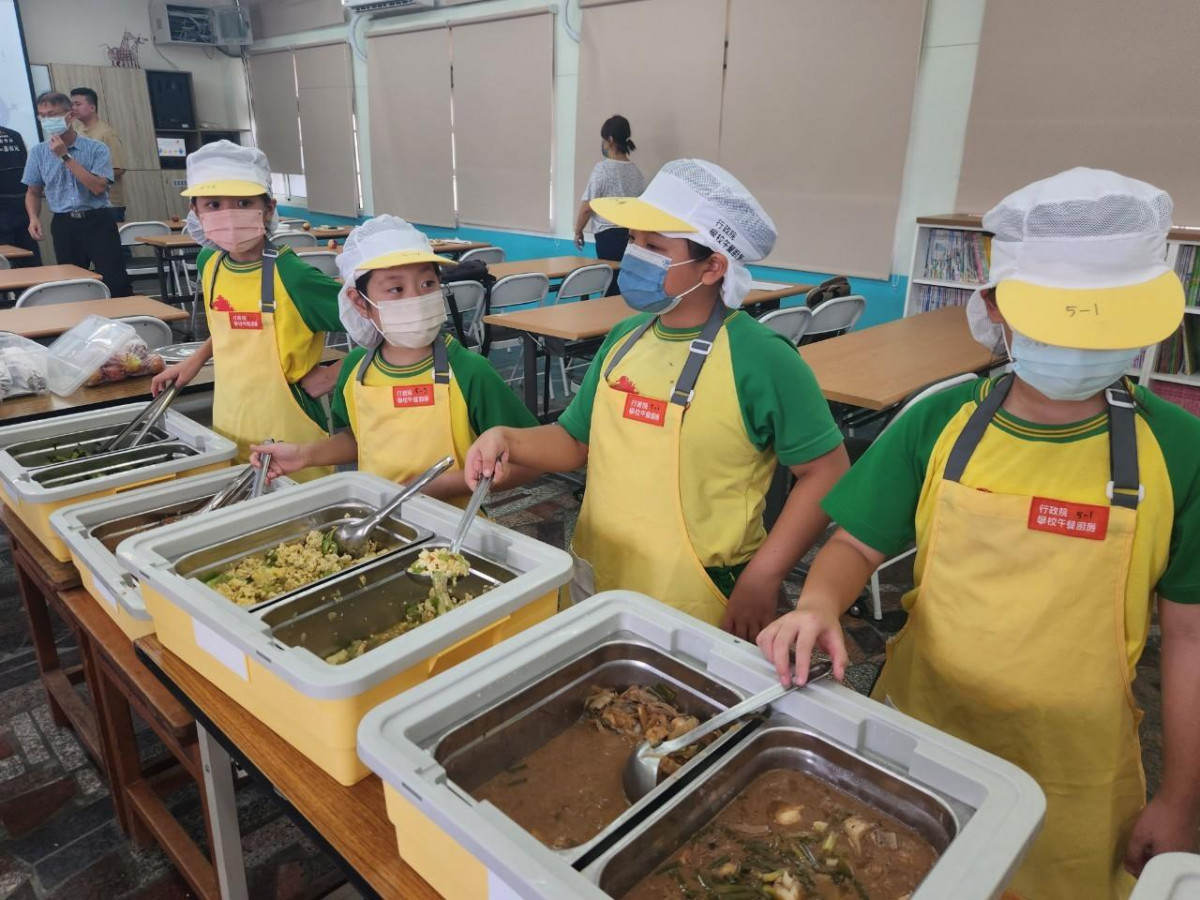 午餐有「雞」！中市開學週加碼雙主菜　首日24萬學生嗑大雞腿