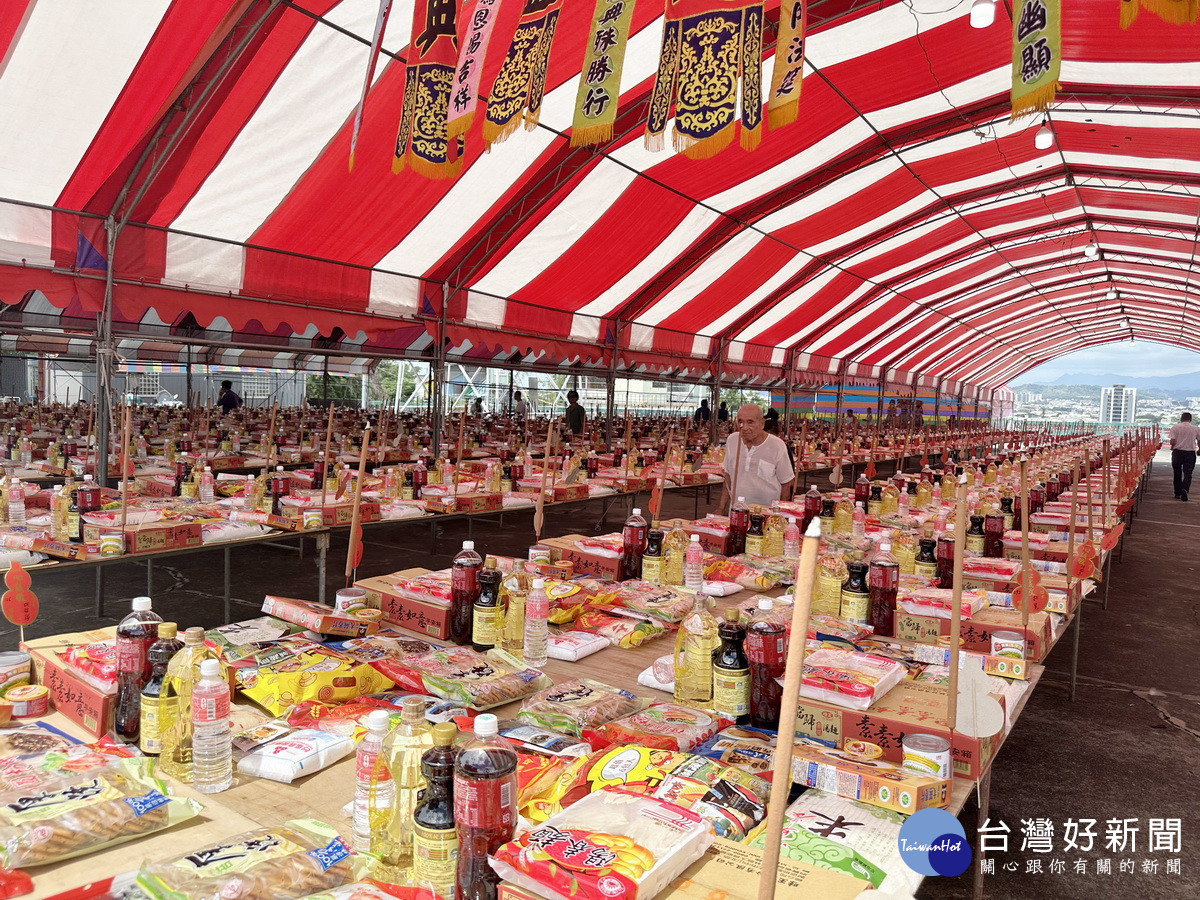普度結束後多數供品會分贈慈善團體弱勢家庭。(記者扶小萍攝)