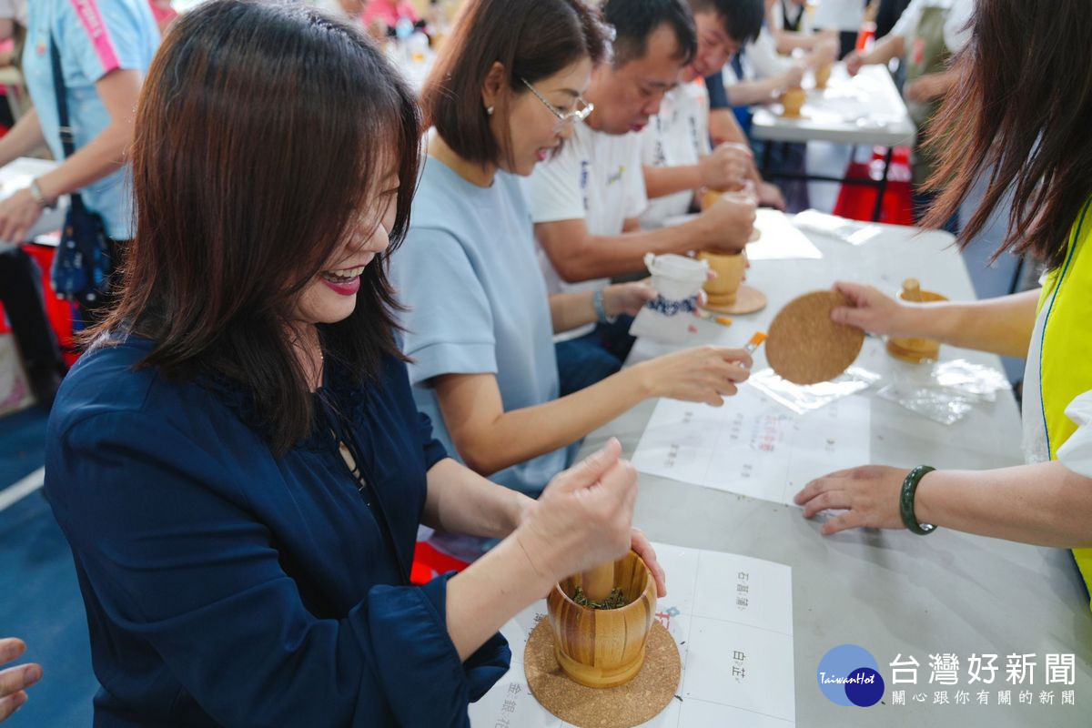 圖說:縣長許淑華致詞時肯定公會推廣中藥應用的用心,並一同體驗手作中藥香包。(縣府提供)