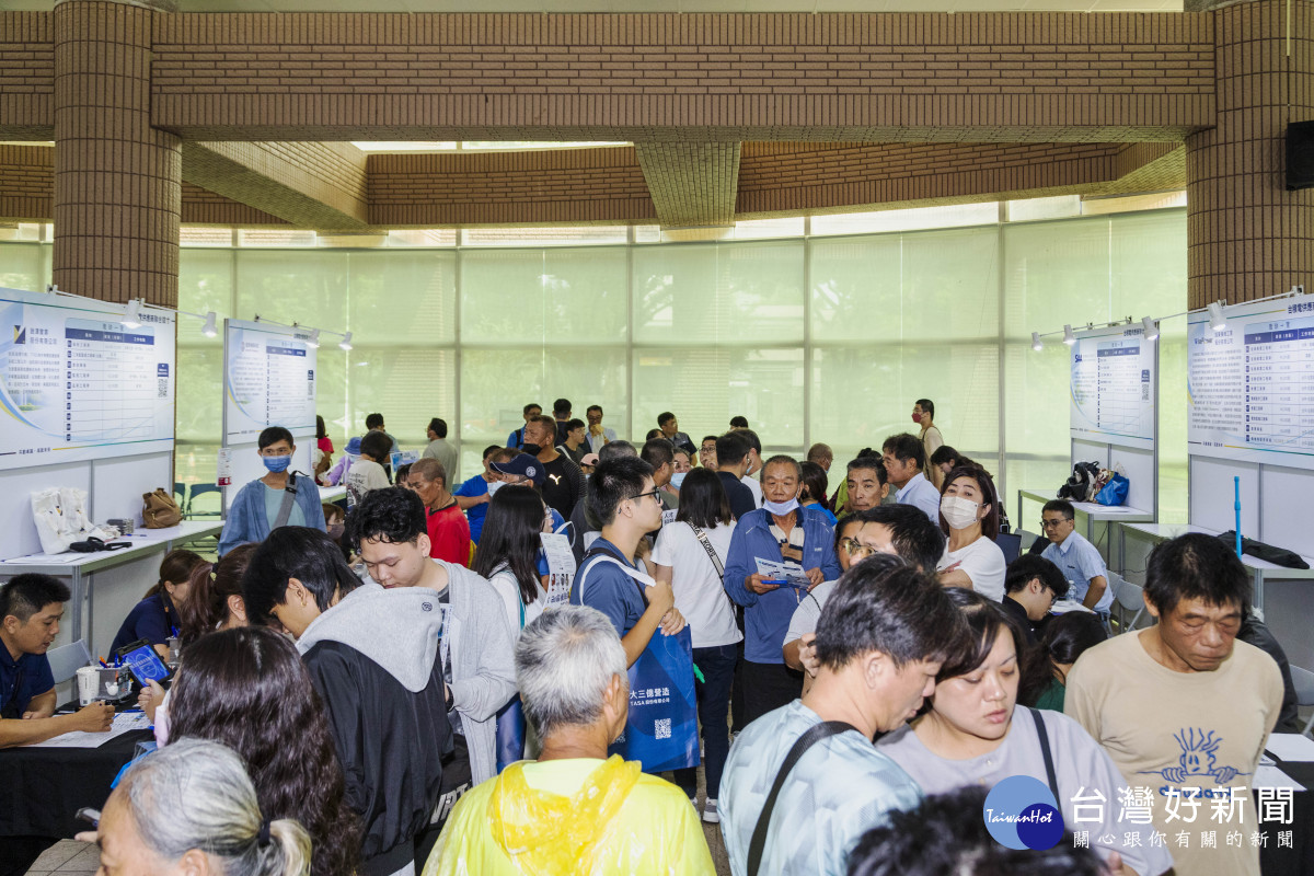 台積電資材管理組織、台積電慈善基金會今(29)日在創新學院舉辦聯合徵才,吸引超過600人參與/嘉義縣府提供