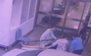 23歲男子疑遭到凌虐，竹山秀傳緊急搶救。（ 民眾提供）