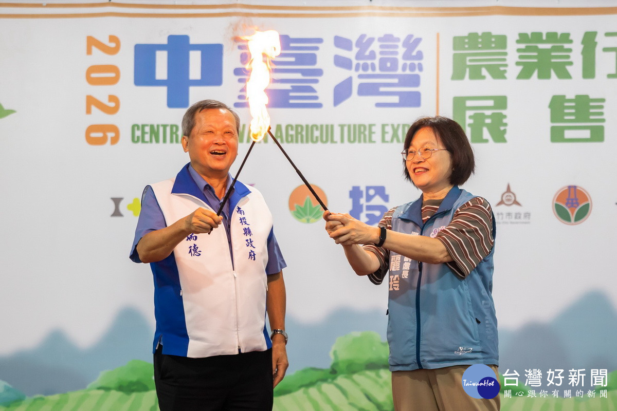 王副縣長交付下屆主辦的彰化縣火棒。(縣府提供)