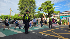 開學首日台中警啟動護童專案，守護學童平安上學。（圖/台中警提供）