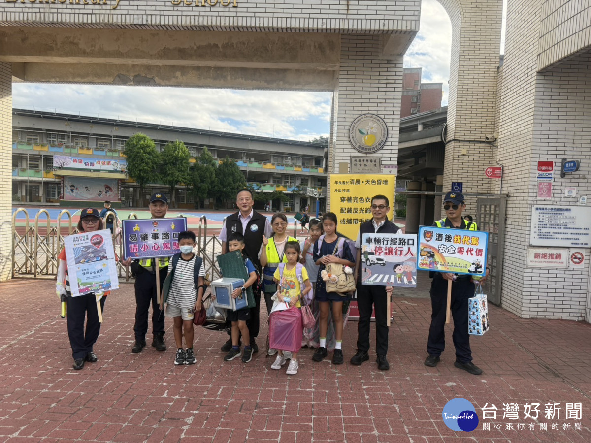 安心迎接開學日　楊梅警校門口護童