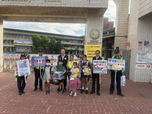 楊梅分局加強規劃「護童專案」勤務，全力執行護童勤務，確保學童安全。