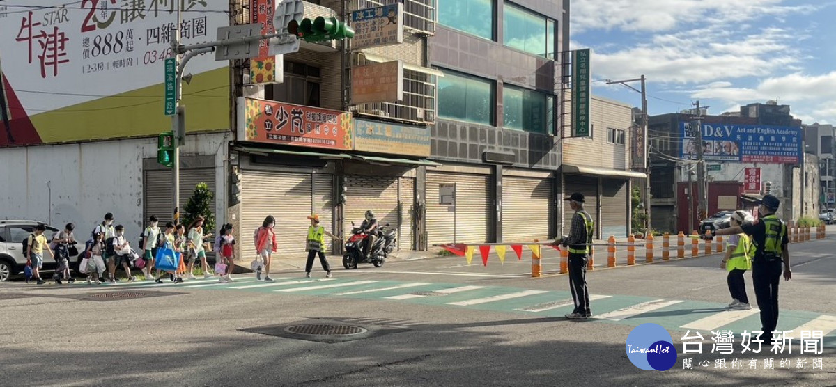 楊梅分局加強規劃「護童專案」勤務,全力執行護童勤務,確保學童安全。