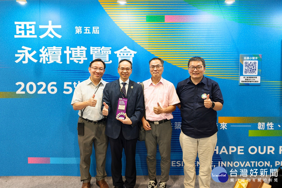 中央大學阮啓弘副校長(左二)與中大USR計畫團隊合影。<br />
<br />