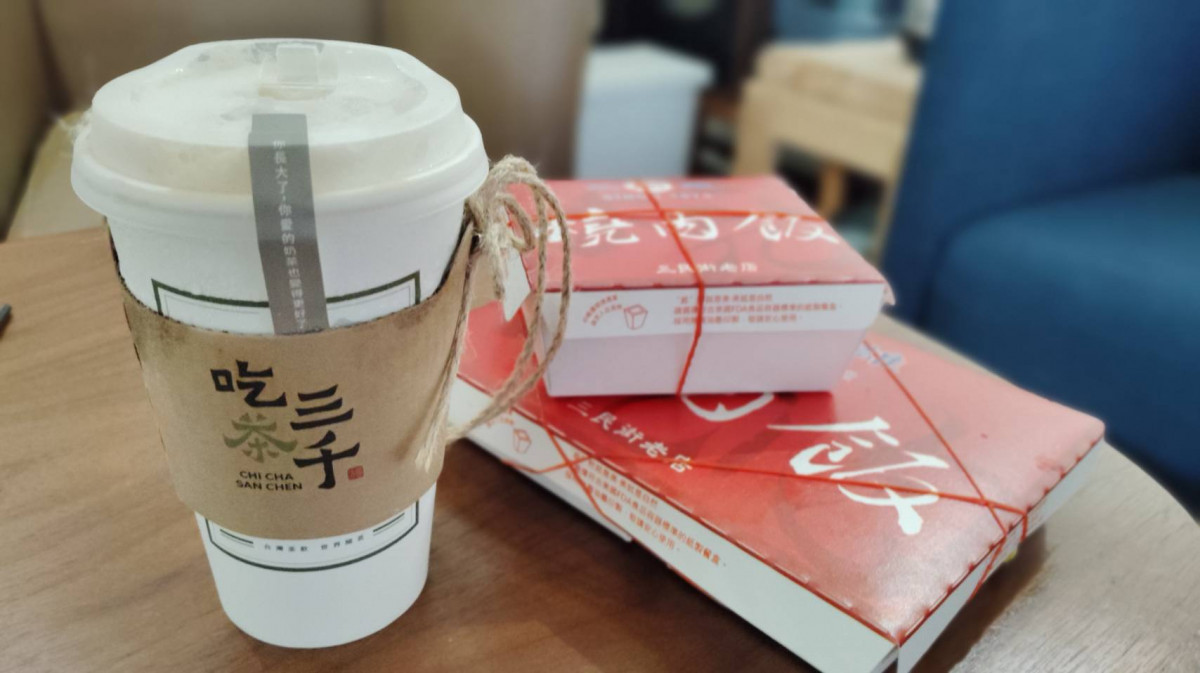 記者實測吃茶三千凍頂烏龍鮮奶茶，售價高昂引發話題。
