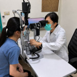 柯美蘭醫師提醒，若散光短時間內快速增加、眼鏡越換越看不清楚，就要把握治療及視覺矯正時機。