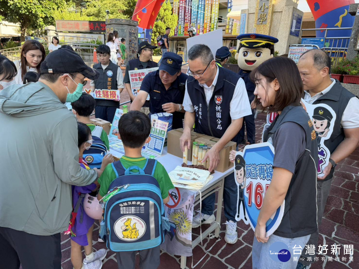 桃園市政府警察局同步啟動「護童專案」,全面加強校園周邊交通疏導,守護學童平安上學、安心回家。